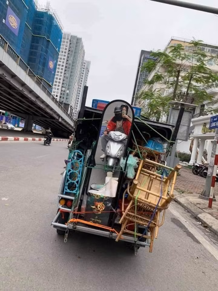Chụp ảnh trước gương ở nhà hay trong phòng vệ sinh sẽ chẳng là gì nếu như chúng ta bắt gặp trên đường những hình ảnh bá đạo khi "chụp ké" người qua đường như thế này.