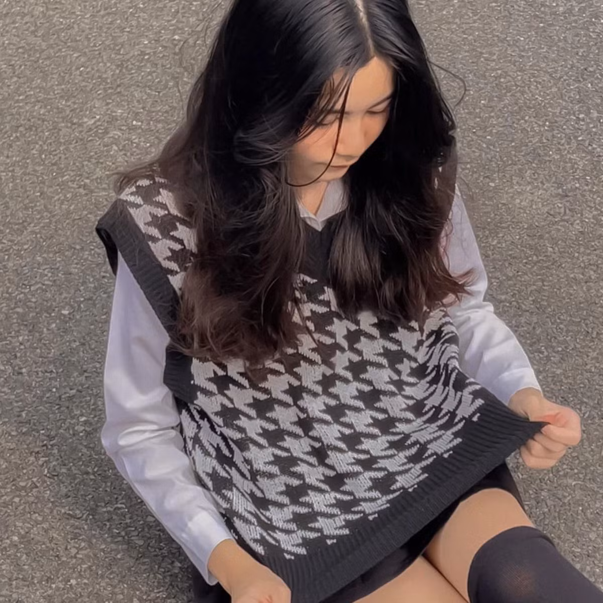 Phía dưới loạt hình, dân mạng thả tim mỏi tay và dành không ít lời khen ngợi cho nhan sắc xinh đẹp, trẻ trung của cô bé Hạt Dẻ.