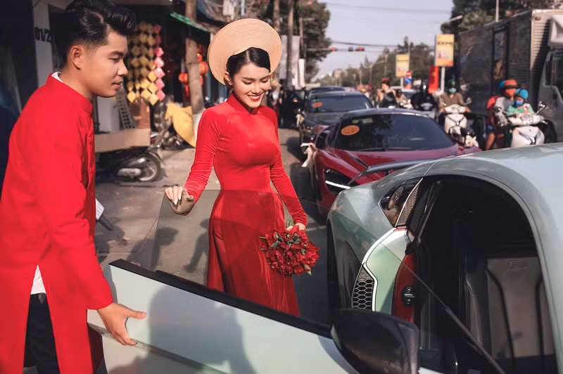 Đặc biệt, cô dâu trong đám cưới toàn siêu xe này gây chú ý khi là một cái tên khá quen thuộc trong giới trẻ. Cô chính là giáo viên Yoga kiêm mẫu ảnh Vòng Phối, sinh năm 1994.