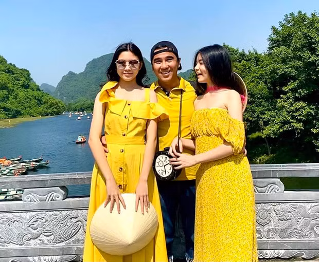 Con gái MC Quyền Linh đều mặc váy vàng rực rỡ và đội nón làm tăng thêm phần dịu dàng, nổi bật. Đính kèm hình ảnh, nam MC đăng tải dòng trạng thái: “Nắng chiều bao giờ cũng đẹp hihi”.