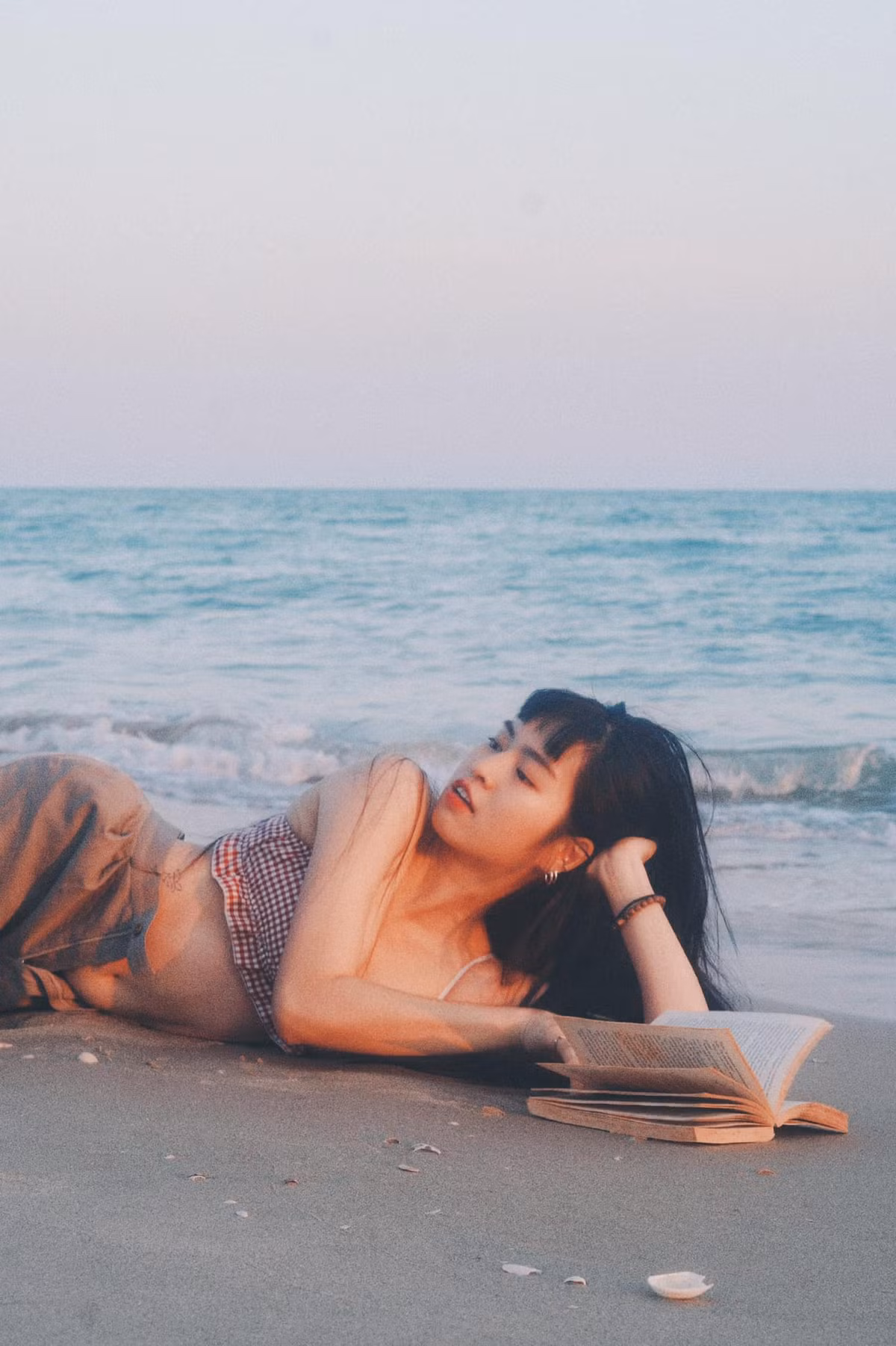 Để khẳng định phong cách đã hoàn toàn đổi thay, Khánh Vân vừa tung ra loạt ảnh cực "nghệ" chụp bên bờ biển. Trong hình, cô nàng gây sốt với body nuột nà, vòng một bốc lửa.