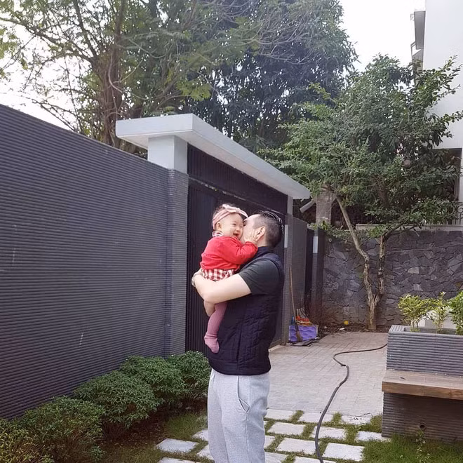 Trong một vài hình ảnh trước đó có thể thấy căn biệt thự của Tú Linh có khoảng sân rộng, thiết kế gọn gàng để có chỗ cho 2 thiên thần nhỏ của cô vui chơi.