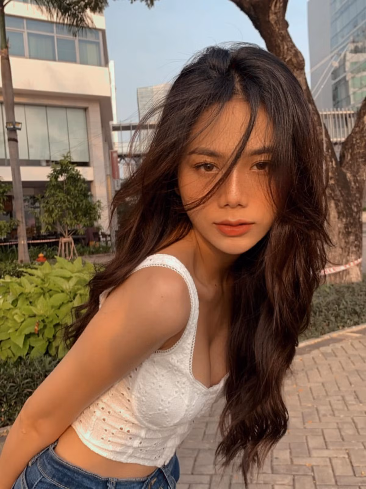 Nữ sinh Sài Thành sở hữu nhan sắc xinh đẹp, thanh thoát, đặc biệt hút mắt với vóc dáng quyến rũ, gợi cảm. Bên cạnh đó, cô nàng cũng sở hữu số đo 3 vòng đáng ngưỡng mộ.