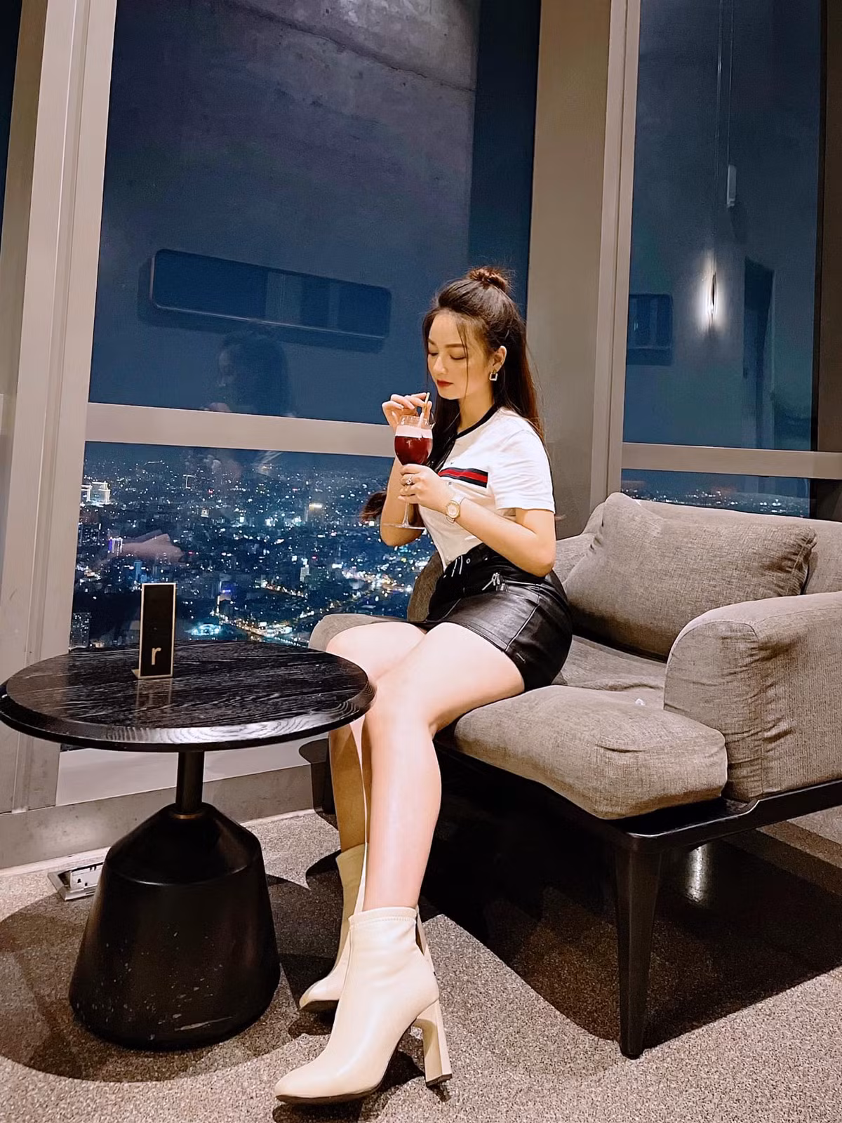 Cô sở hữu body đẹp với đường cong nuột nà bất chấp hoàn cảnh.