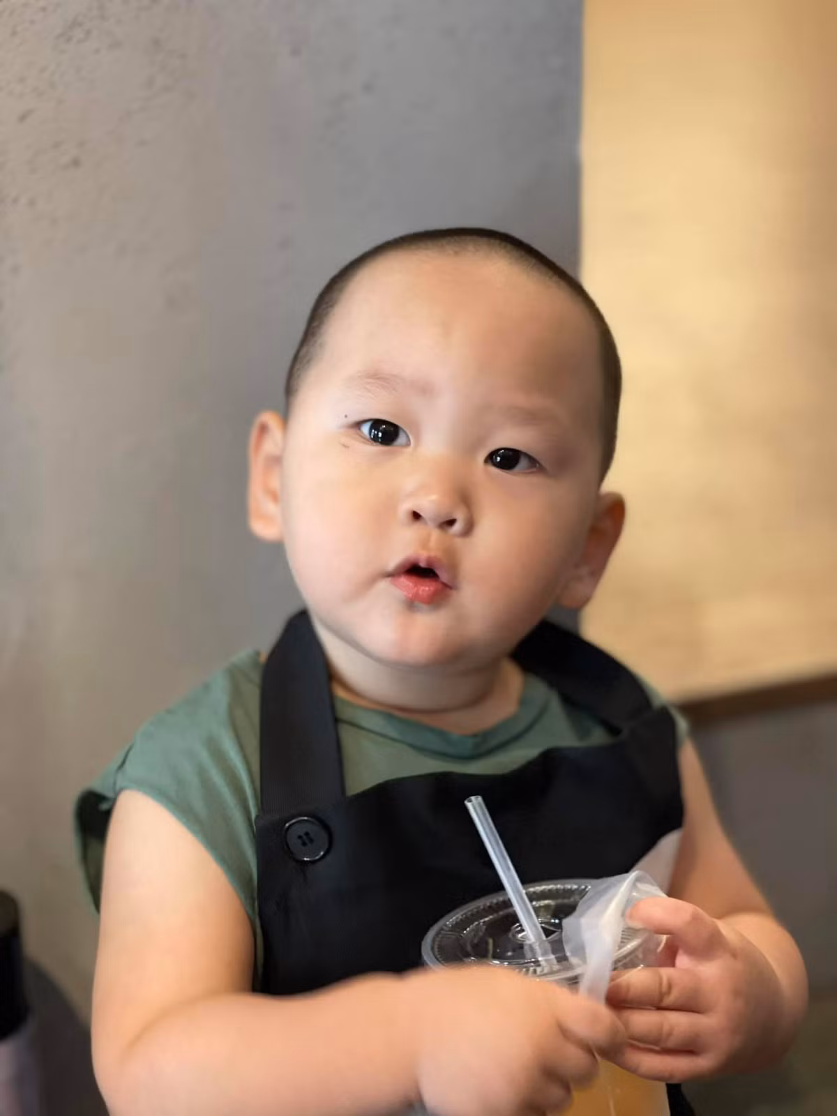 Vẻ bụ bẫm, lém lỉnh không kém phần đáng yêu của nhóc tỳ khiến cư dân mạng "phát cuồng", không hổ danh "cây hài tương lai" của showbiz Việt.