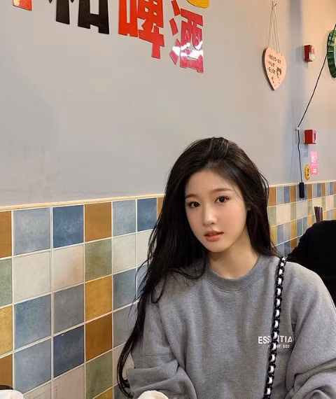Từ khi nổi tiếng đình đám nhờ gương mặt giống Lưu Diệc Phi, người đẹp này hiện tại được đánh giá có nhan sắc ngày càng thăng hạng. Dù là chụp ở góc cạnh nào Lin Zhen cũng đốn tim bao người.