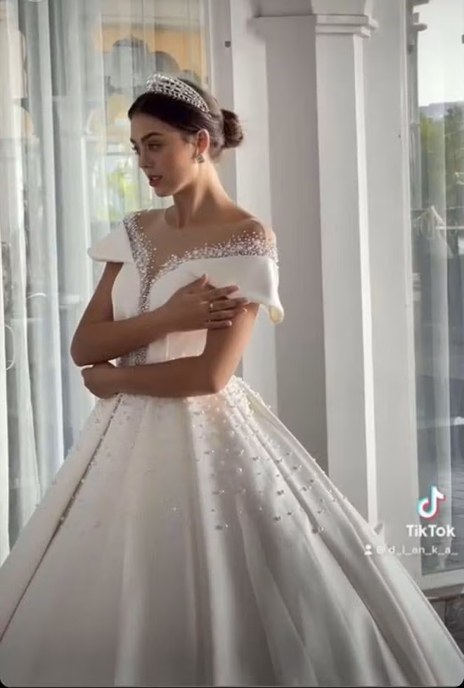 Bên cạnh đó, một số người cho rằng công việc của Dianka Zakhidova là người mẫu ảnh nên cô chụp hình mặc váy cưới là chuyện bình thường.