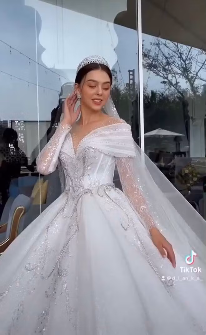 Dưới phần bình luận, không chỉ dành lời khen cho nhan sắc và ngoại hình của Dianka Zakhidova, fan hâm mộ bóng đá còn đặt nghi vấn về chuyện đám cưới, đổ xô vào dò hỏi chuyện cưới xin nhưng cả 2 vẫn chưa có bất cứ phản hồi nào.