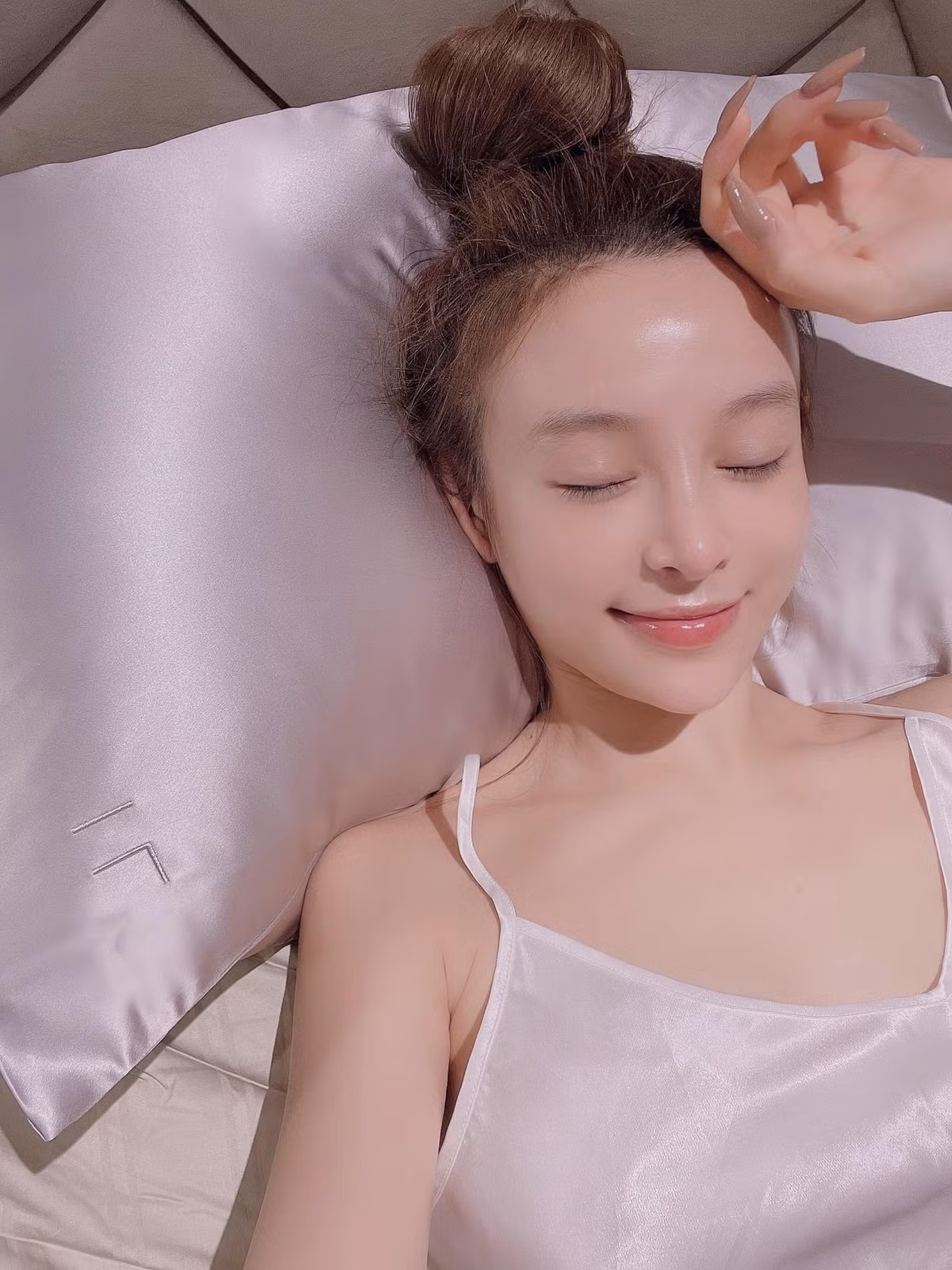 Không váy áo lộng lẫy, chỉ nằm check-in trên giường nhủ nhưng Huyền Baby vẫn nổi bần bật nhờ gương mặt hack tuổi khó tin.
