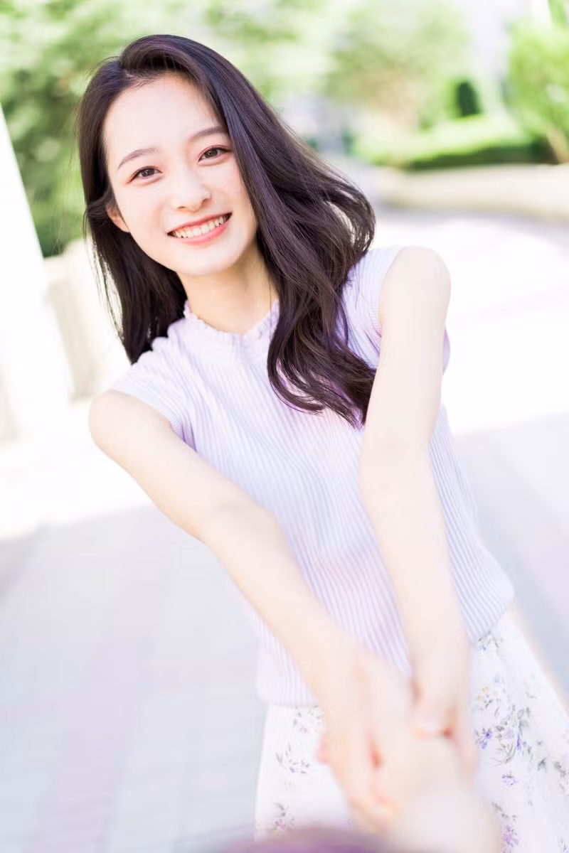Trên trang cá nhân, Kamiya Asa thường xuyên chia sẻ hình ảnh đời thường với phong cách thời trang đa dạng. Thần thái rạng rỡ đúng tuổi của Kamiya Asa nhận nhiều lời khen của cư dân mạng xứ sở hoa anh đào.