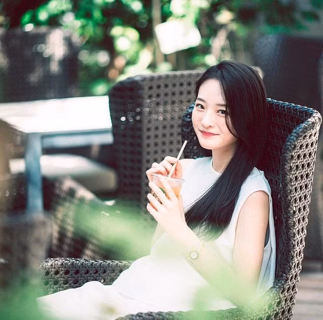 Có chiều cao khiêm tốn 1,61 m, song vóc dáng mảnh mai, làn da trắng khiến Hoa khôi 20 tuổi ghi điểm trong mắt nhiều người.