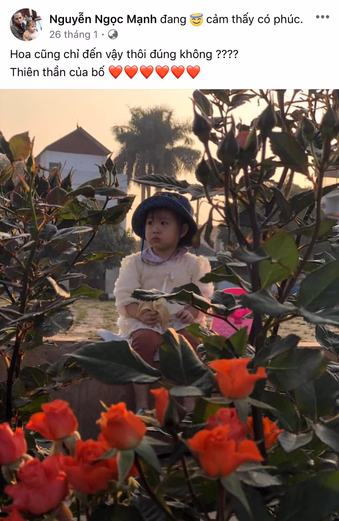 Được biết, ngoài thời gian lái xe tải chở hàng, khi rảnh rỗi, anh Mạnh dành nhiều thời gian chơi với con, học cùng con, chăm sóc con 2 nhỏ. Nhìn vẻ ngoài khá lạnh lùng nhưng ít ai biết rằng, anh chàng này lại là một người chồng, một người cha hết mực yêu thương gia đình.