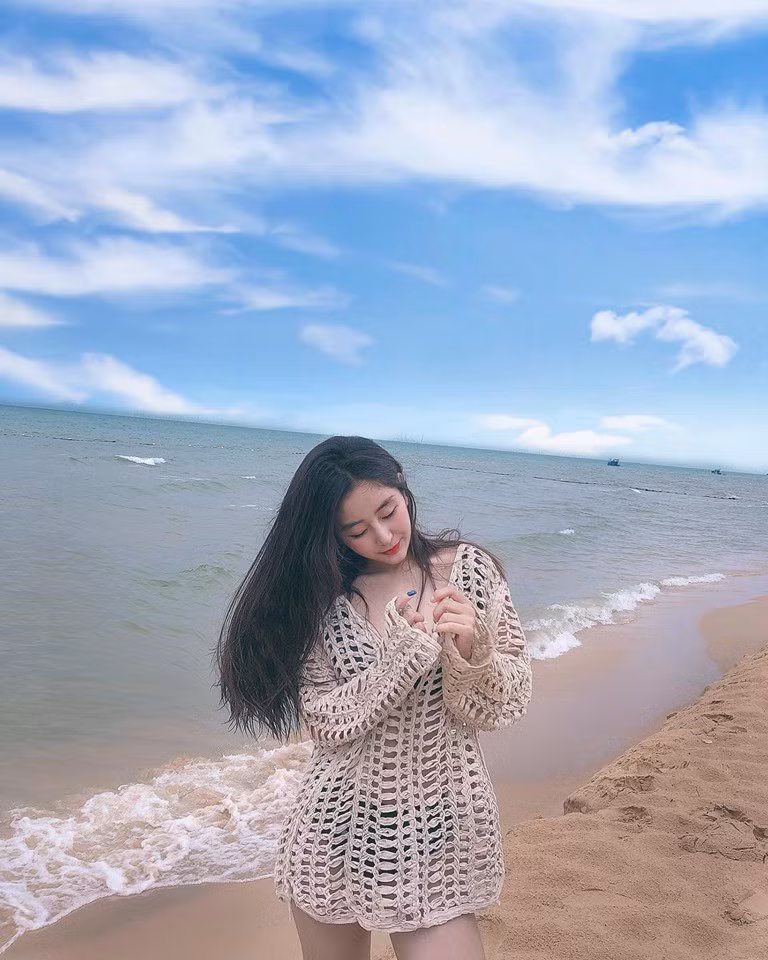 Không còn là một gương mặt xa lạ trong vũ trụ hot girl Sài Gòn, Võ Ngọc Trân gây ấn tượng với gương mặt xinh đẹp không góc chết, body cực chuẩn đồng hồ cát với vòng 1 nổi bật.