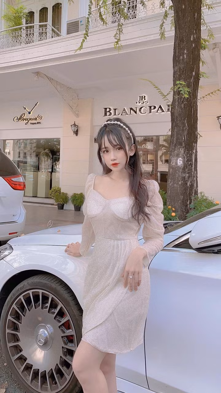 Vóc dáng thon gọn là điểm cộng giúp Thư dễ dàng theo đuổi phong cách sexy như ý muốn.