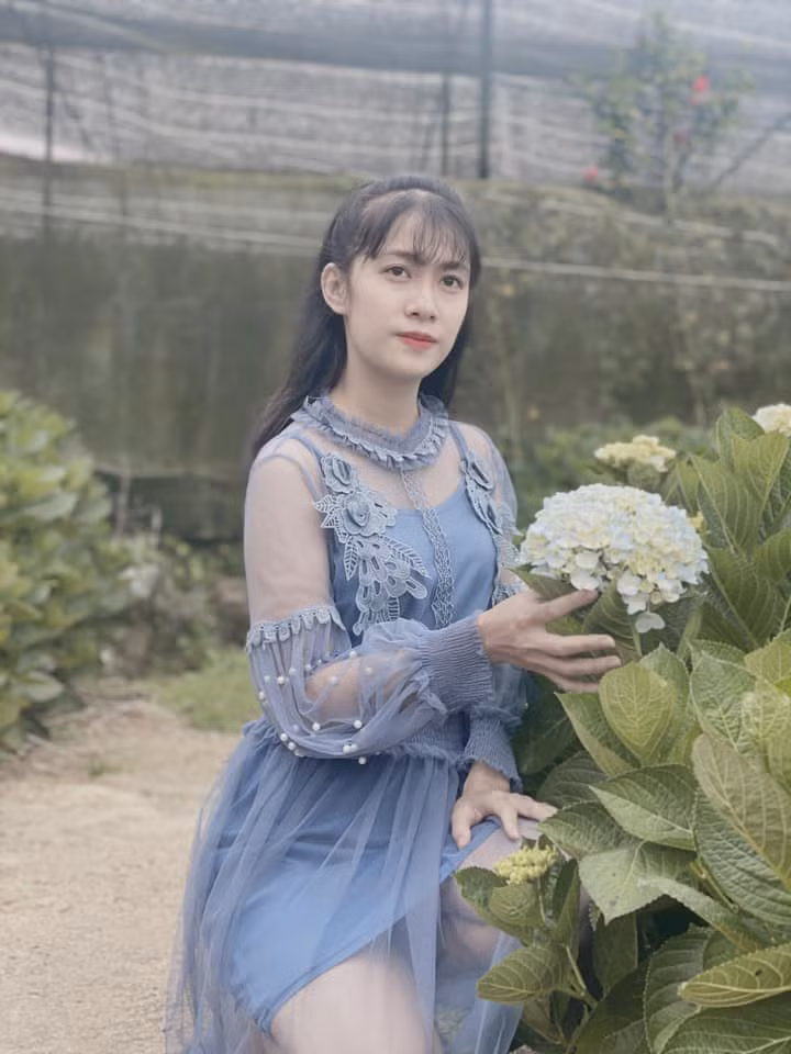 Hình ảnh giản dị cùng nụ cười tươi tắn của mẹ bầu bắt trộm cũng nhận về rất nhiều lượt "thả tim".