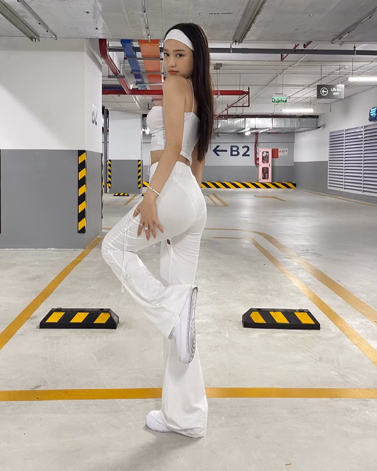 Hot girl Thúy Vi mới đây đăng tải một số hình ảnh trên trang cá nhân với caption: "Thân em vừa trắng lại vừa tròn" thu hút sự chú ý của cư dân mạng. Người đẹp sinh năm 1998 chọn diện thiết kế độc đáo với áo croptop ôm sát có chi tiết tôn vòng 1.