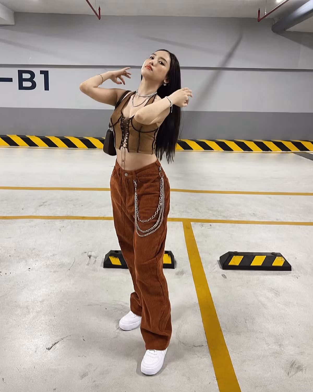 Có thể thấy kể từ khi đặt lại túi ngực, hot girl Thúy Vi tiếp tục theo đuổi phong cách thời trang gợi cảm.