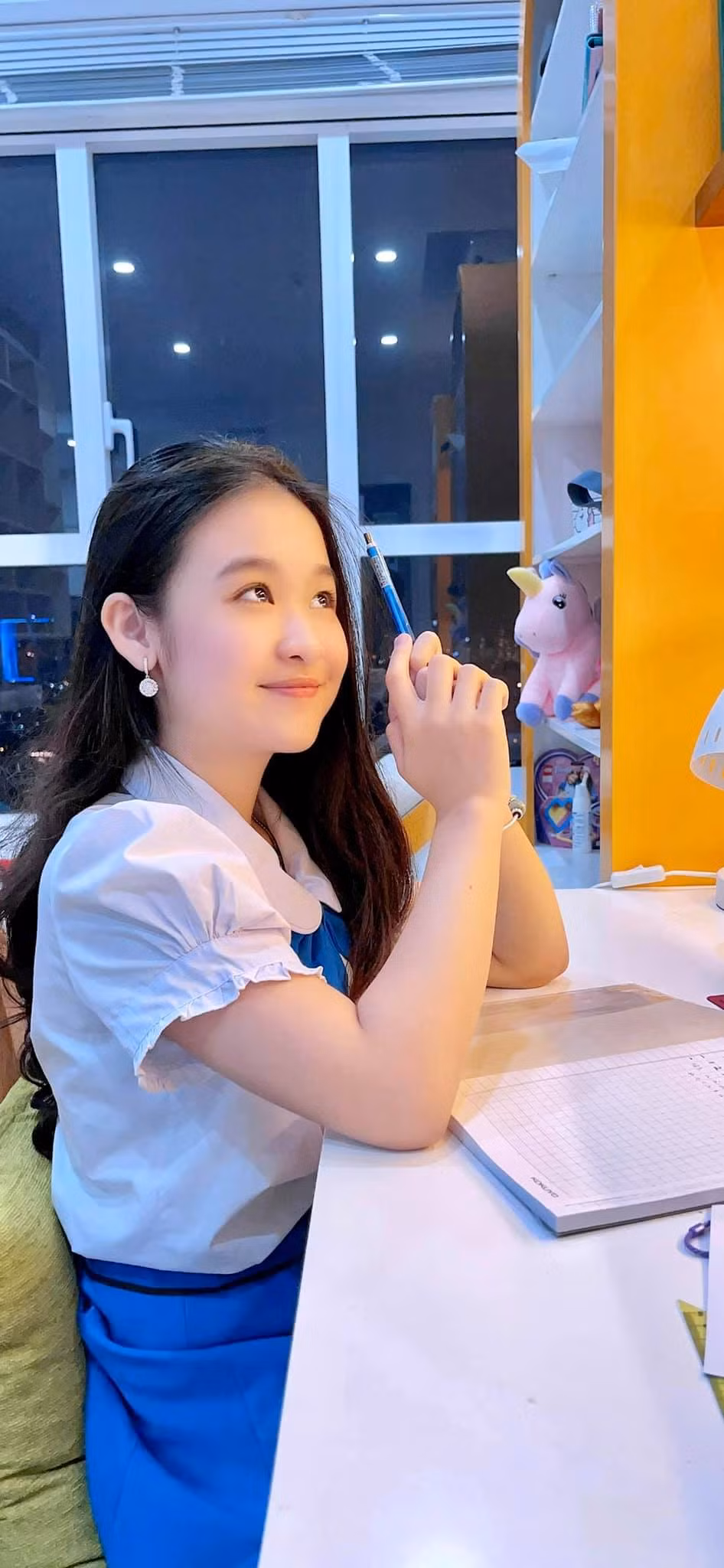 Được biết căn nhà mới này chính là thành quả của em sau nhiều năm nỗ lực tại Sài Gòn. Ngôi sao nhí chia sẻ: "Góc học tập mới của con đó cả nhà ơi. Lúc trước 2 mẹ con còn nhiều khó khăn lắm, ở trong phòng trọ nhỏ nhưng con lúc nào cũng siêng năng học tập và đạt học sinh giỏi suốt 6 năm liền".