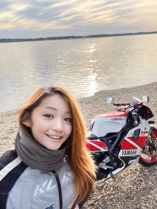 Azusagakuyuki là cái tên khá nổi trong giới "biker" tại Nhật Bản, nhờ những bức ảnh xinh lung linh lại thường check in bên dàn siêu motor nên Azusagakuyuki được fan hâm mộ gọi là " nữ thần motor".