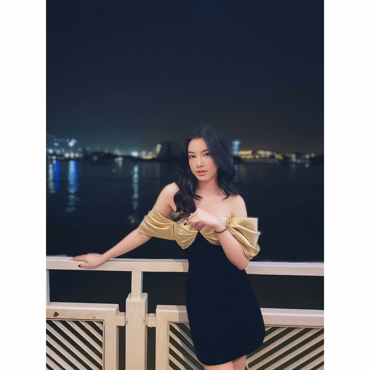 Từ sau cuộc thi Hoa hậu, gái xinh 2K đã bất ngờ nổi đình đám trên MXH bởi lùm xùm tình cảm. Đồng thời nhiều người còn choáng ngợp với cuộc sống gần như đổi đời của cô gái này.