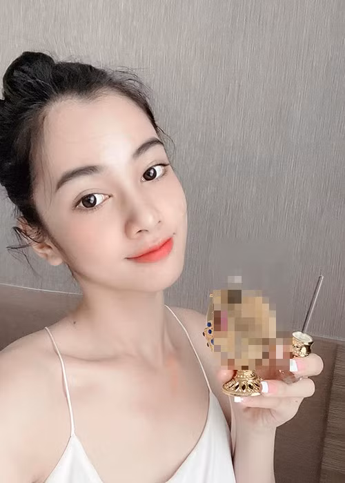 Gần đây, Cẩm Đan liên tục khoe dự án quảng cáo. Nhiều người cho rằng cô được các nhãn hàng săn đón nhờ cái tên gắn liền với ông chủ phòng trà Đức Huy.