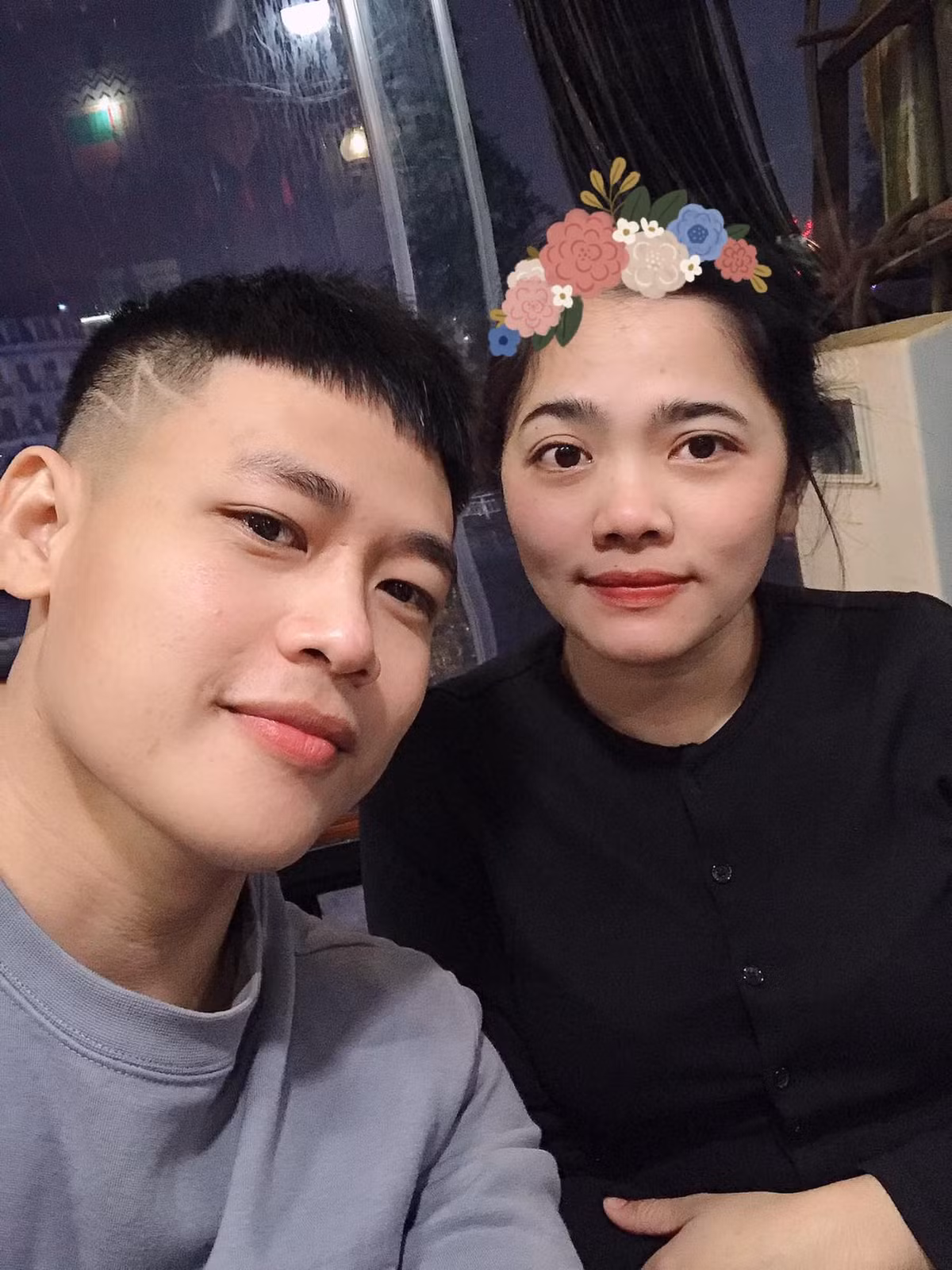 Dù trải qua nhiều sóng gió, lùm xùm dư luận về anh kể từ sau khi nổi tiếng nhưng cuộc sống của Lê Tấn Lợi vẫn hạnh phúc, viên mãn, đặc biệt nhờ có cô vợ xinh đẹp đứng sau hậu thuẫn.