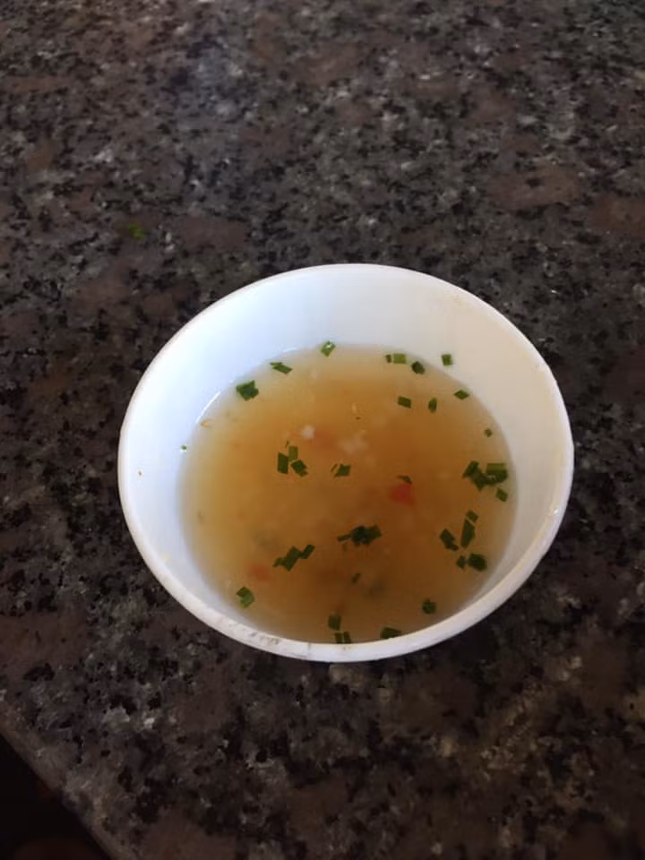 Chén nước mắm đang chấm cháo lòng bánh hỏi được chủ nhân của nó thanh lý với giá 200 triệu đồng. Ảnh: Duyên Thị Diệp