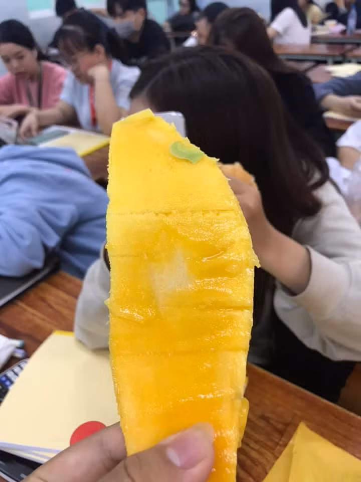 Có một số dân mạng còn hết sức "lầy lội" khi đem luôn hạt xoài ăn dở đem thanh lý "ké". Ảnh: Lê Nguyên Khang