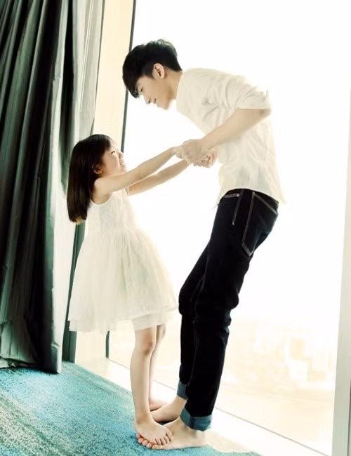 Vào năm 2014, cộng đồng mạng đặc biệt quan tâm đến cặp đôi anh em nổi tiếng là Ngô Đại Vỹ và Tiểu Bái Bái, sống tại thành phố Quảng Châu, tỉnh Quảng Đông, Trung Quốc. Cô em xinh xắn, đáng yêu, anh trai thì chuẩn soái ca, yêu thương em gái hết mực.