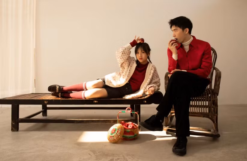 Hai anh em cũng vừa thực hiện một album ảnh chung với nhau nhân dịp Tết rồi, dù kém nhau đến 18 tuổi nhưng họ vô cùng thân thiết như hai người bạn.