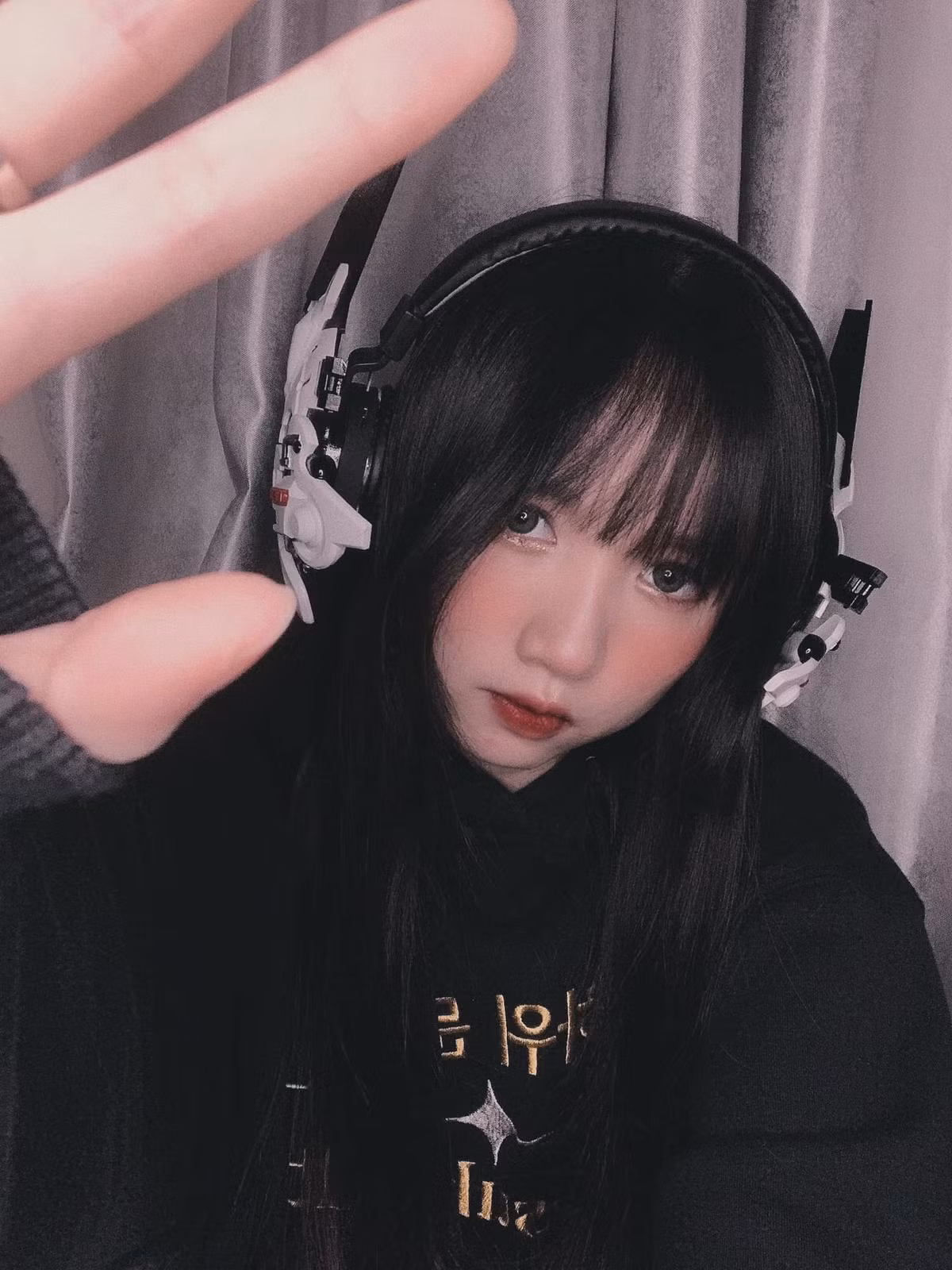 Lấn sân sang làm streamer, Thảo Linh đã nhanh chóng gặt hái được không ít thành công nhất định. Kênh youtube của hot girl 9x cũng nhận được nút Bạc chỉ sau 2 tháng thành lập, và thu hút hàng ngàn lượt theo dõi cho mỗi video.