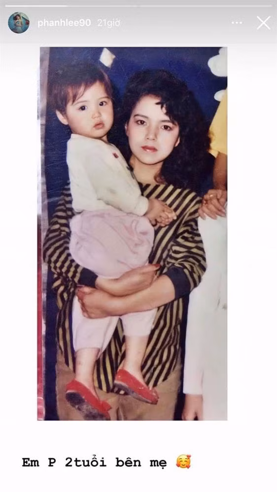 Mới đây, khi tung ảnh chụp cùng mẹ từ 29 năm trước, Phanh Lee khiến dân mạng càng thêm ngỡ nàng vì nhan sắc mẹ cô không thua gì minh tinh Hong Kong.