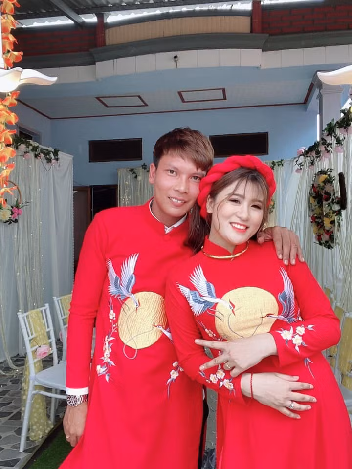 Bên dưới bài đăng, Lộc Fuho còn cho biết đó là ảnh trong lễ đính hôn nhưng không tiết lộ ngày cưới. Trước tâm sự của Lộc, nhiều bạn bè và cư dân mạng đã để lại bình luận chúc mừng hạnh phúc cho cặp đôi: "Chúc mừng em nhé", "Chúc mừng anh Lộc và chị Thủy",...