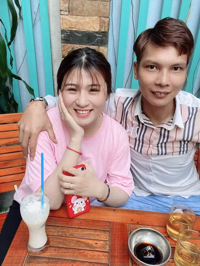 Theo tìm hiểu, vợ của Lộc tên Kim Thủy (đến từ Bình Định). Trên trang cá nhân, cô chia sẻ rất nhiều hình ảnh đi du lịch, đi chơi cùng "nửa kia".