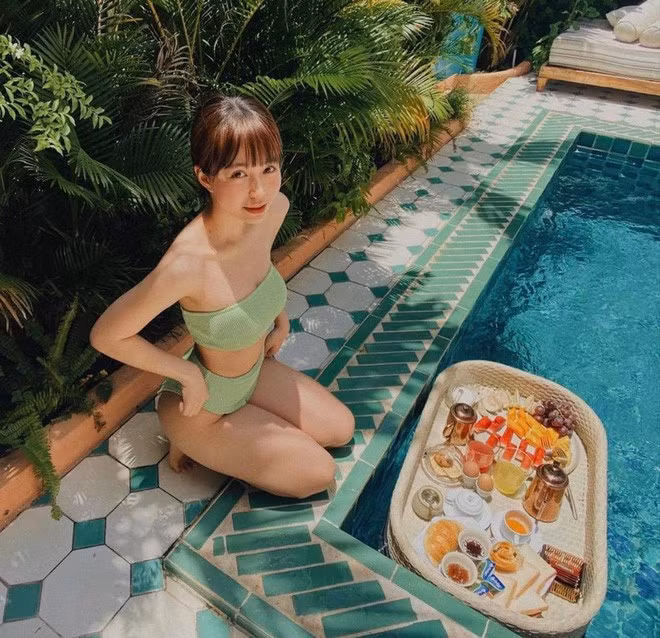 Hot girl Hà Thành lựa chọn bộ bikini 2 mảnh màu xanh, với body không chỗ chê cùng đường cong nóng bỏng, Mẫn Tiên nhanh chóng "đốn tim" cộng đồng mạng khi quay trở lại đường đua nhan sắc.