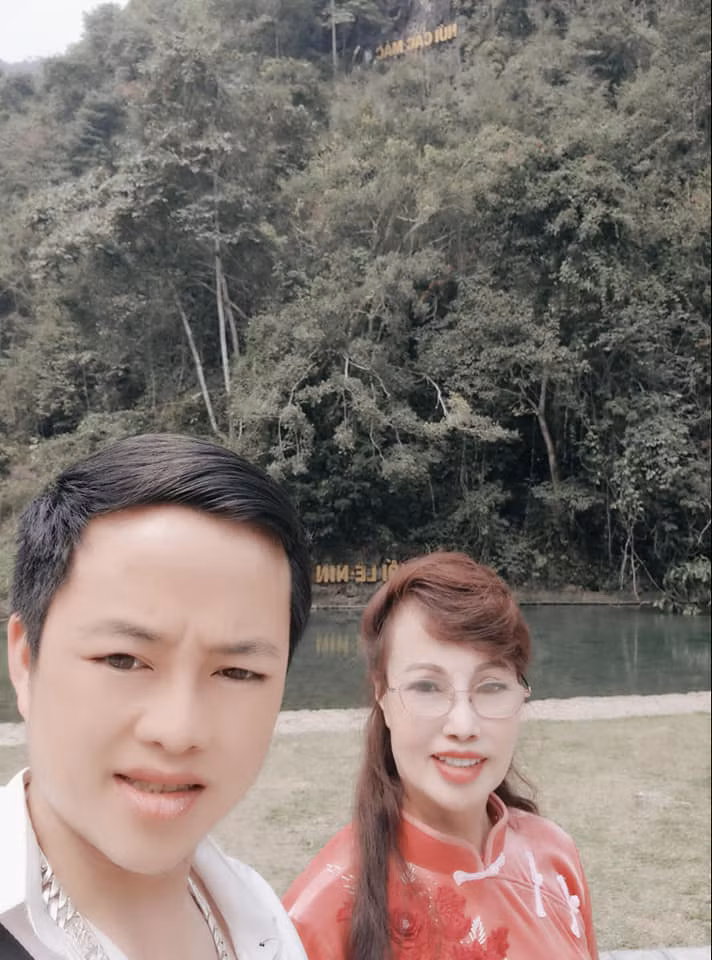 Bức ảnh sẽ không có vấn đề gì nếu như cặp đôi này không quá lạm dụng phẩn mềm chỉnh ảnh. Khuôn mặt của chồng chị Thu Sao dường như bị méo lệch khác lạ khi chụp ảnh check-in cùng vợ.