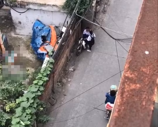 Mặc dù vẫn có người qua lại nhưng cặp đôi này vẫn thản nhiên hôn nhau nơi công cộng.