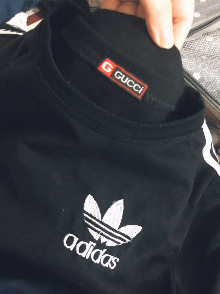 Mua một chiếc áo nhưng được cả hai thương hiệu lớn đó là Adidas và Gucci. Đúng là một sự kết hợp không thể vô lý hơn.