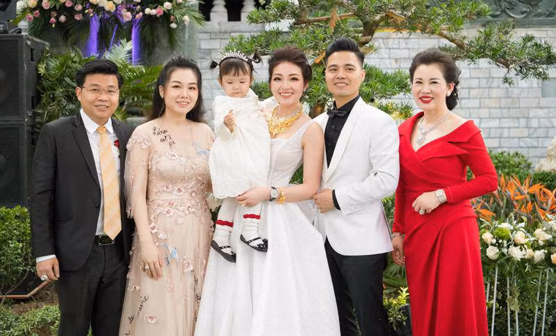 Gia đình nhà cô dâu đeo đầy vàng Nam Định cũng gây chú ý khi ai nấy cũng đều sở hữu nhan sắc cực phẩm. Riêng bà ngoại đứng cạnh nổi bật nhất với thần thái chuẩn phu nhân nhà giàu.