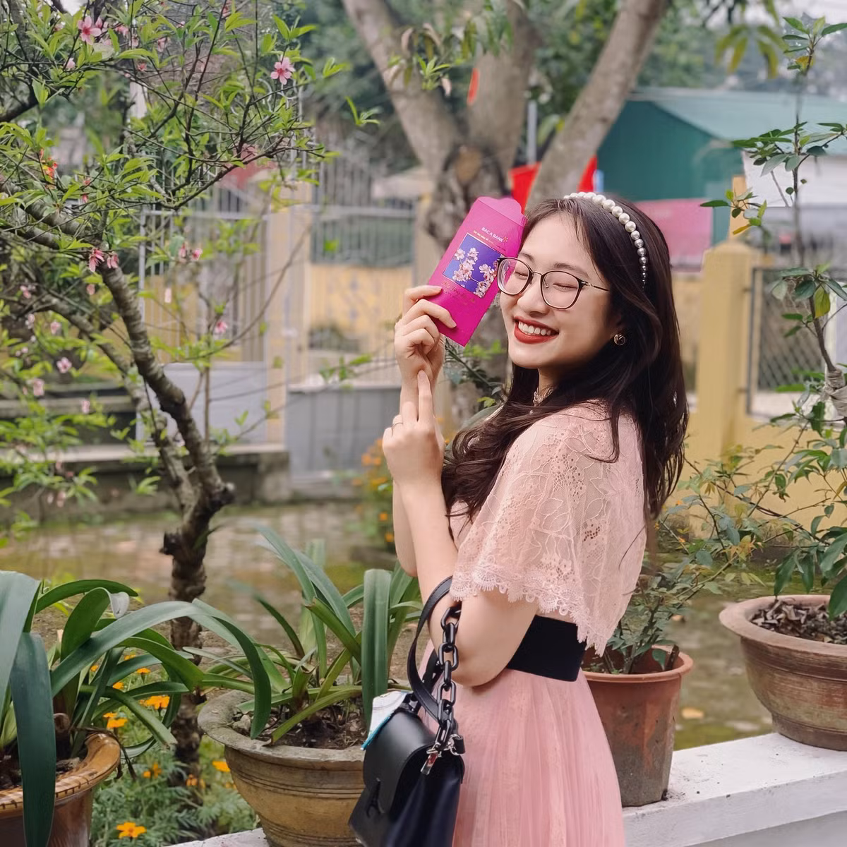 Sở hữu nhan sắc vượt trội nên Hà Phương được dân mạng đặt cho những biệt danh dễ thương như "hot girl Olympia", "hot girl kính cận",...