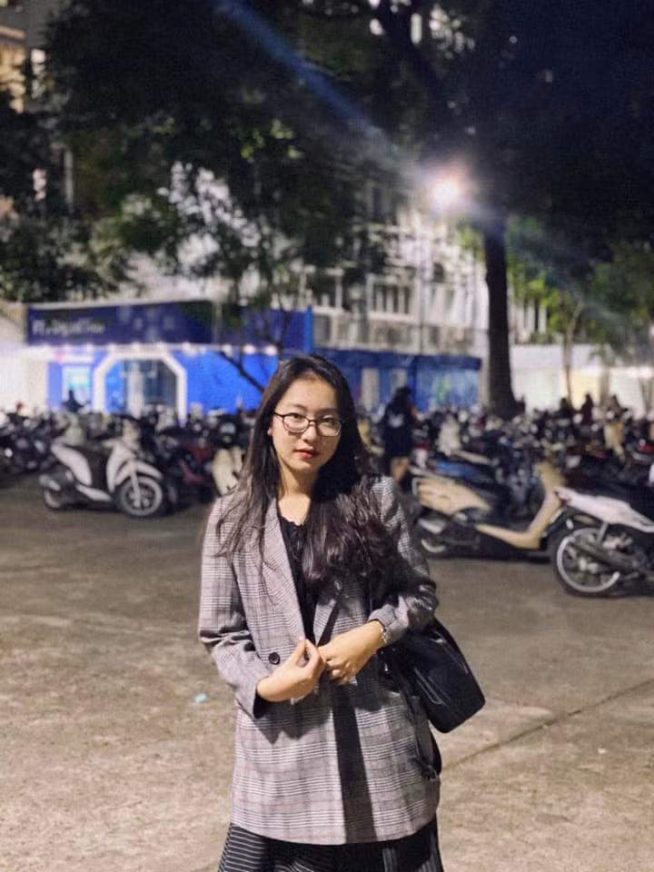 Bước chân vào cánh cổng Đại học, nữ thí sinh xinh đẹp năm nào vẫn thể hiện được mình là cô gái giỏi giang, năng động với nhiều thành tích ấn tượng như: đạt giải Nhì cuộc thi Tài năng trẻ Logistics cấp trường, giải Ba cuộc thi CASE 2020,...