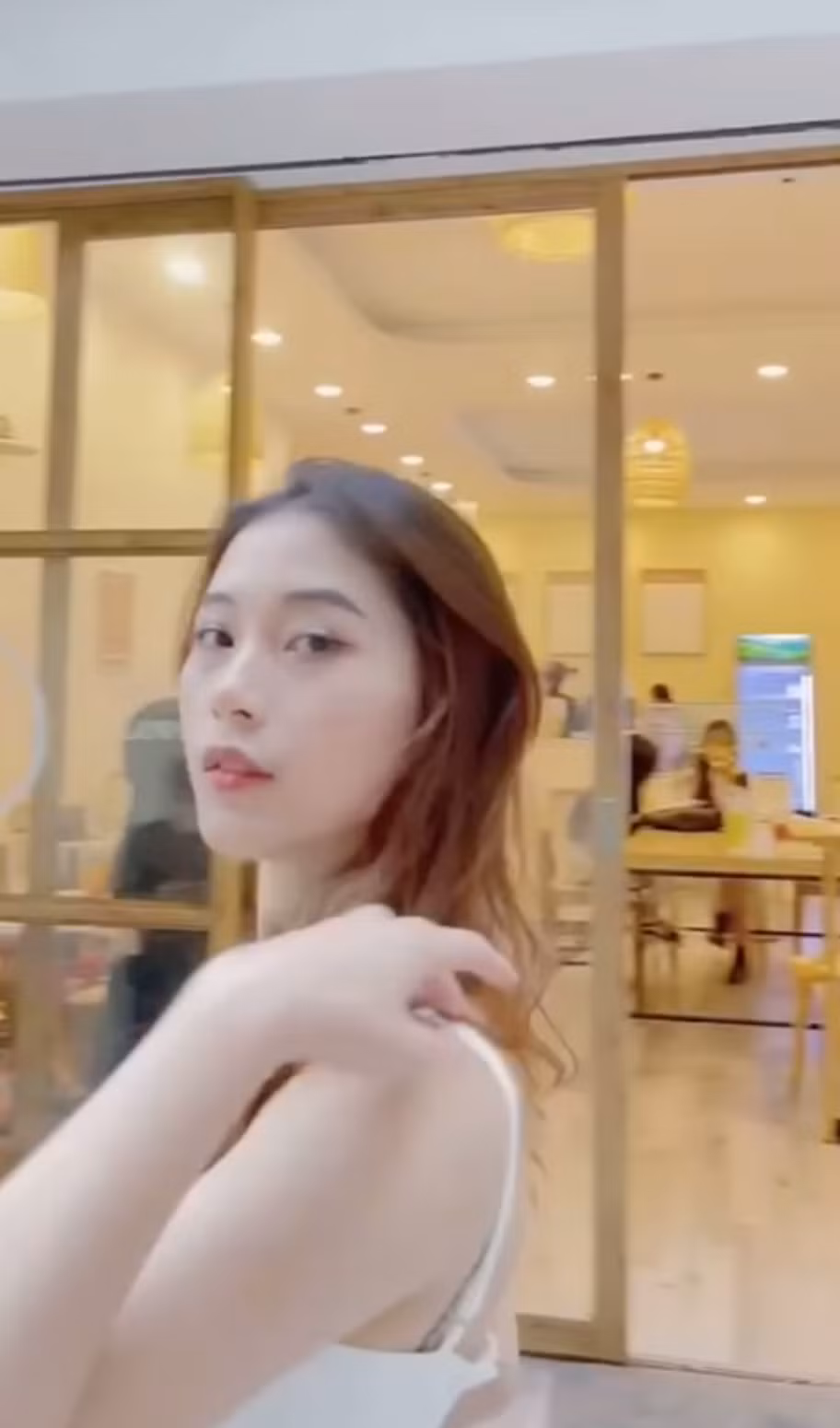 Cô gái 19 tuổi thỉnh thoảng đăng tải những đoạn clip Tiktok cực hot lên trang cá nhân, dù chưa chính thức trở thành cái tên Tiktoker nổi tiếng nhưng Thu Huyền hiện đã nhận về nhiều hưởng ứng tích cực.