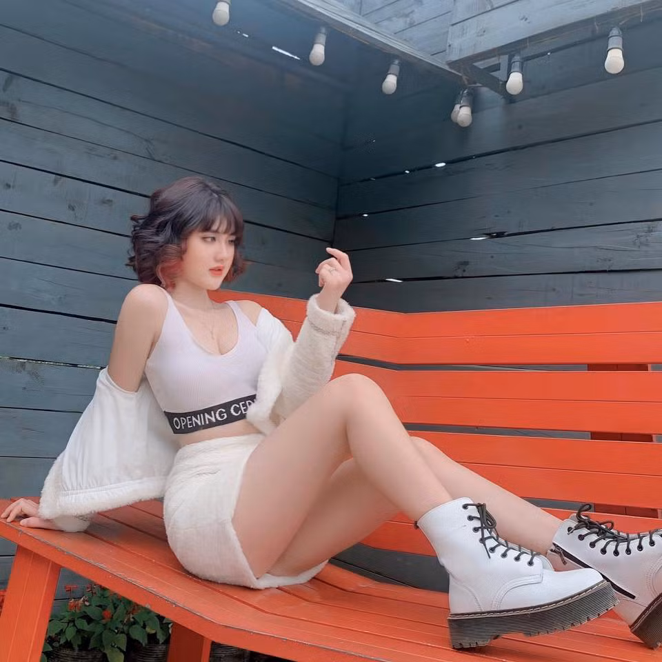 Hiện tại, Hằng đang là cái tên khá nổi trong cộng đồng nhiếp ảnh. Cô nàng làm mẫu ảnh thời trang, mỹ phẩm để kiếm thêm thu nhập.
