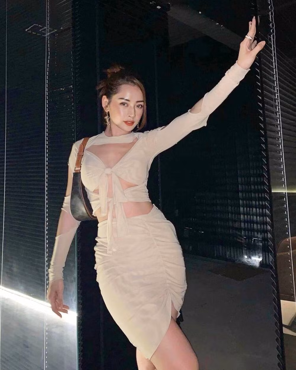 So với thời mới vào nghề, mỹ nhân sinh năm 1993 không chỉ “thăng hạng” nhan sắc, mà còn rất tạo bạo về phong cách thời trang.