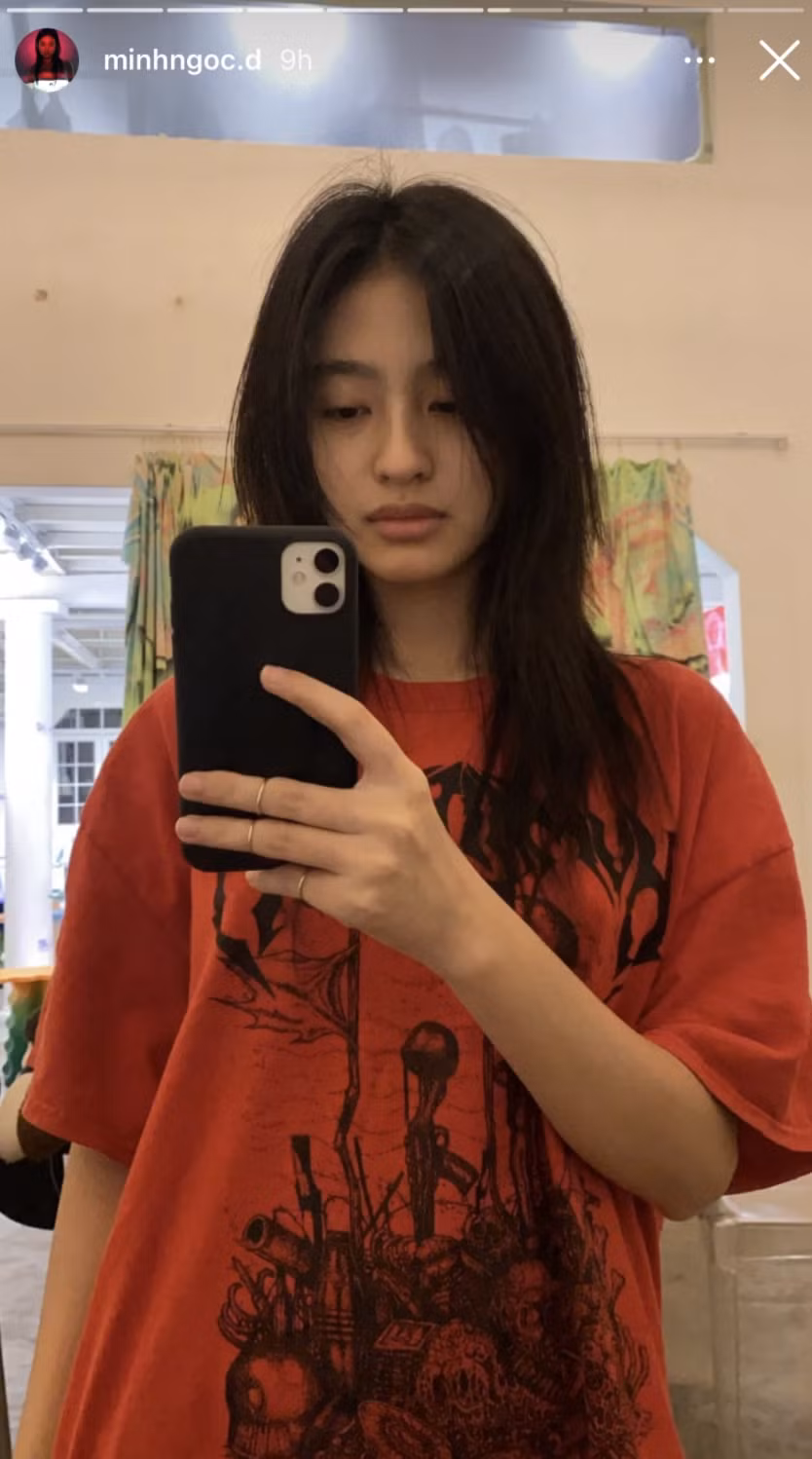 Dù chưa từng can thiệp phẫu thuật thẩm mỹ nhưng nhiều người nhận xét các đường nét trên gương mặt hot girl Dương Minh Ngọc đạt tỉ lệ chuẩn.