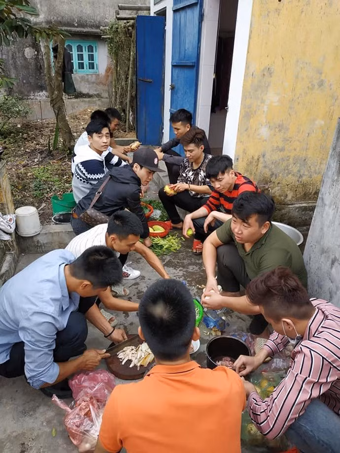 Theo những bức ảnh ghi lại, các đấng mày râu trong xóm chia nhau mỗi người một việc, giục giã nhau bắt tay vào chuẩn bị đồ ăn ngay từ đầu giờ chiều.