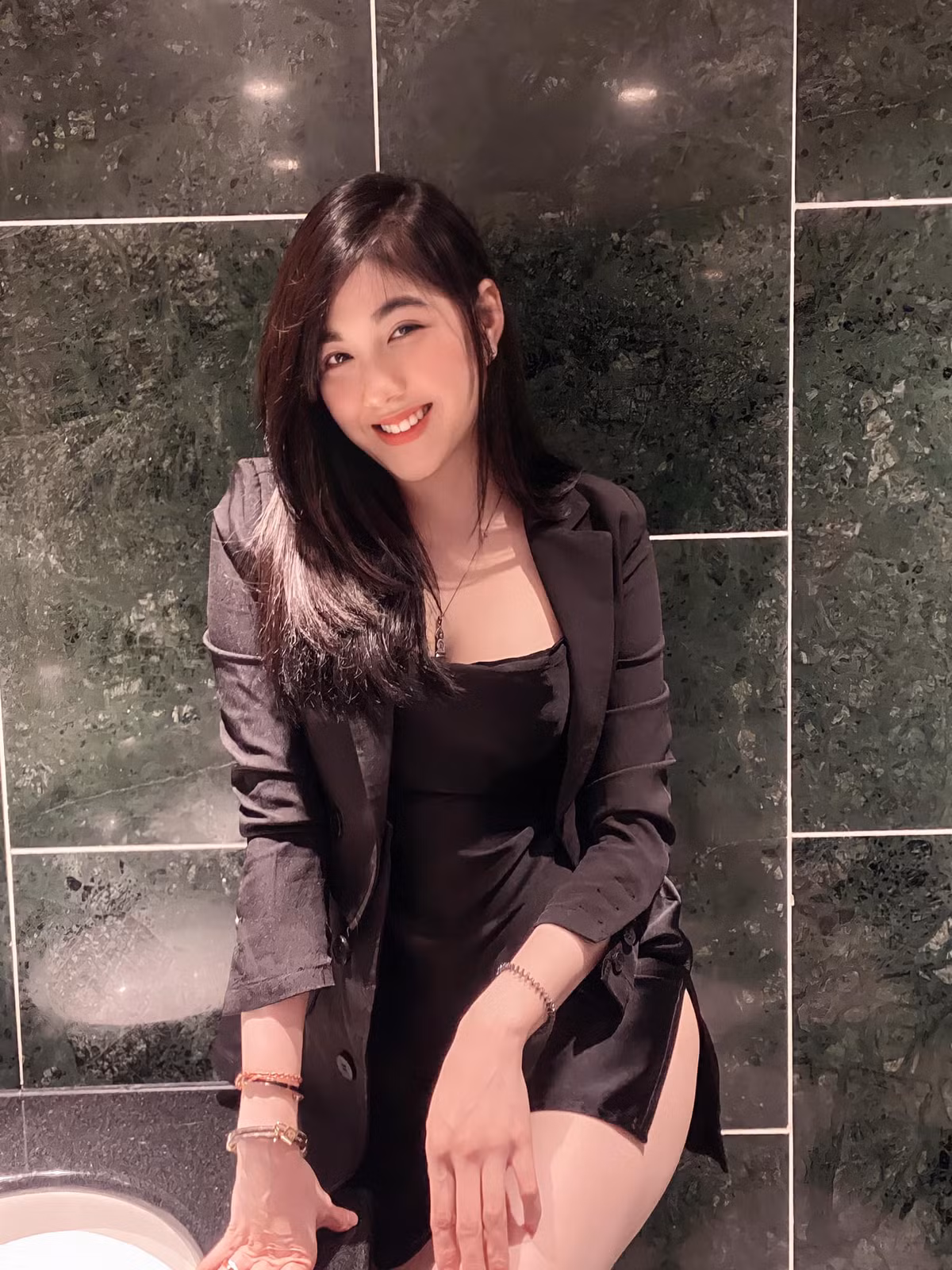 Với ngoại hình xinh đẹp, ngọt ngào và vóc dáng gợi cảm, Trân Mèo rất dễ chiếm được cảm tình của khách hàng.