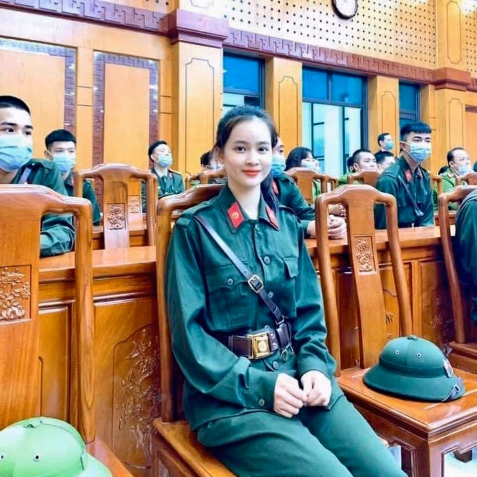 Trong số 950 thanh niên lên đường nhập ngũ ở Yên Bái, gây chú ý hơn cả là hình ảnh của một nữ tân binh xinh đẹp, trẻ trung giữa hàng trăm tân binh khác chuẩn bị lên đường nhập ngũ.