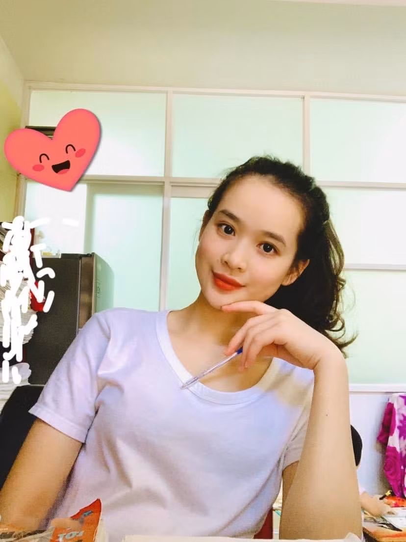 Sở hữu khuôn mặt xinh xắn, nụ cười duyên dáng cùng vóc dáng mảnh mai, dù nghiêm trang, giản dị trong bộ quân phục, Hoàng Thanh vẫn vô cùng nổi bật.
