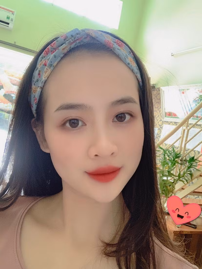 Hình ảnh của Hoàng Thanh trong ngày nhập ngũ đã gây thương nhớ khắp MXH mới đây. Sở hữu khuôn mặt xinh xắn, nụ cười duyên dáng cùng vóc dáng mảnh mai, dù nghiêm trang, giản dị trong bộ quân phục, Hoàng Thanh vẫn vô cùng nổi bật. Ảnh: FBNV